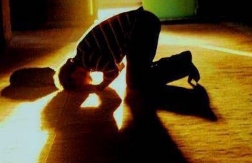 Saudi woman divorces husband for not performing prayers